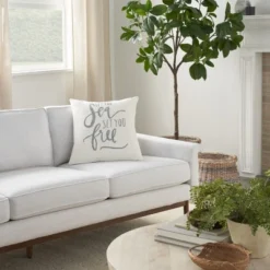 Mina Victory Life Styles Sea Set Free 18" X 18" White Indoor Pillow Cover -Decor Haven Store GUEST aa55b4ab 0620 4cac b5a2 118cb791a548